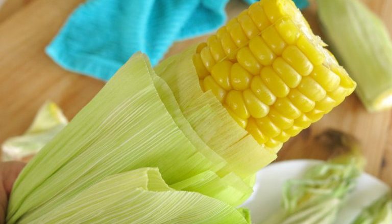 how long to cook corn in husk in microwave