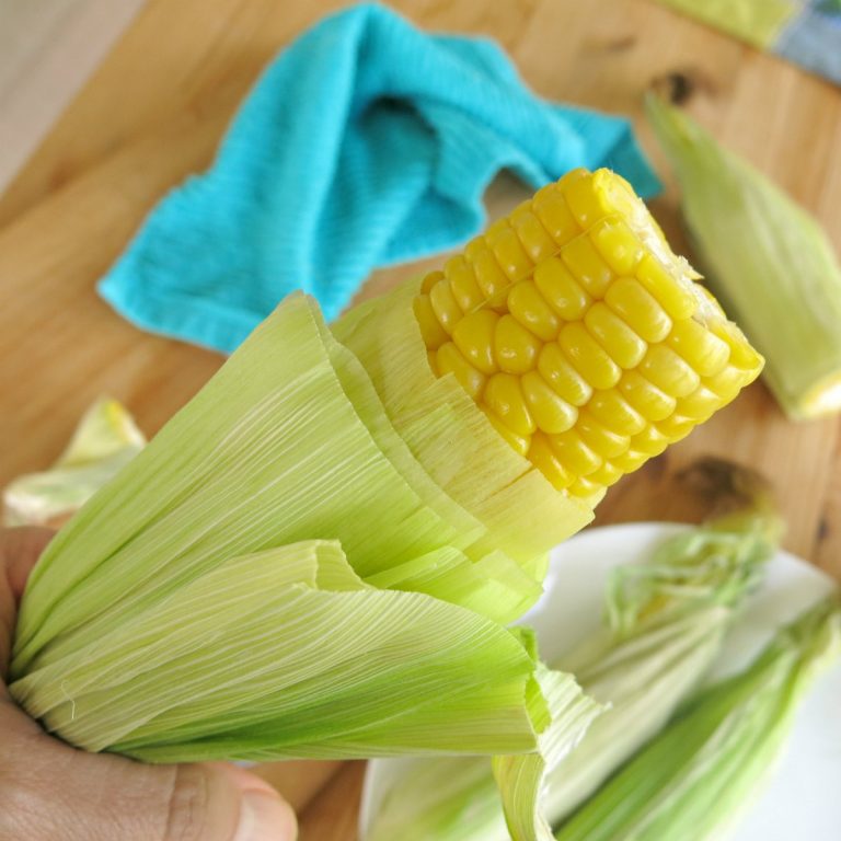 how long to cook corn in husk in microwave