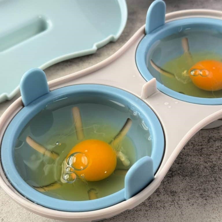 poach eggs in microwave with plastic poacher