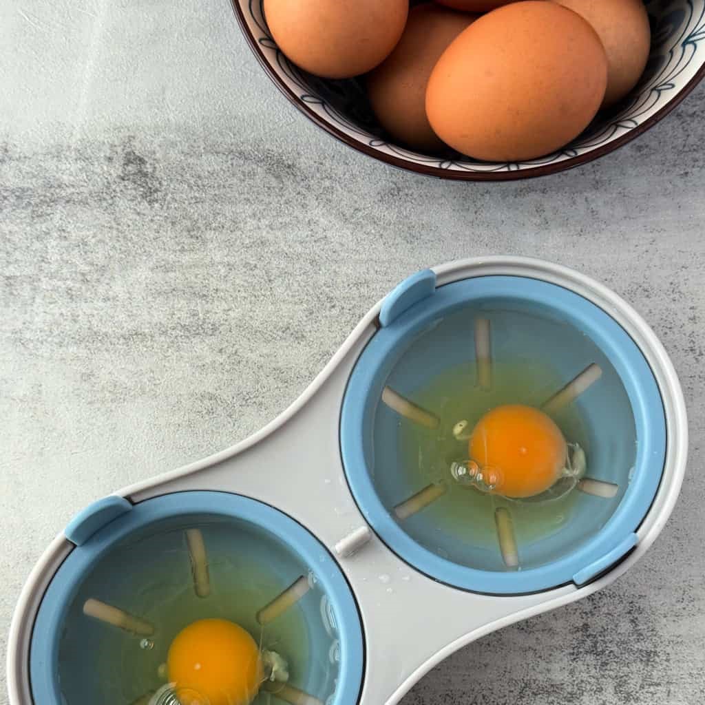 poach eggs in microwave with plastic poacher